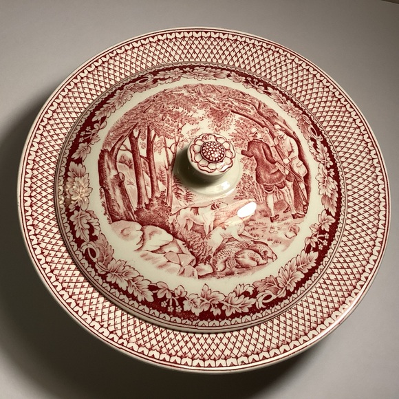 Currier & Ives red covered casserole by Homer Laughlin, Husking. - Picture 7 of 8